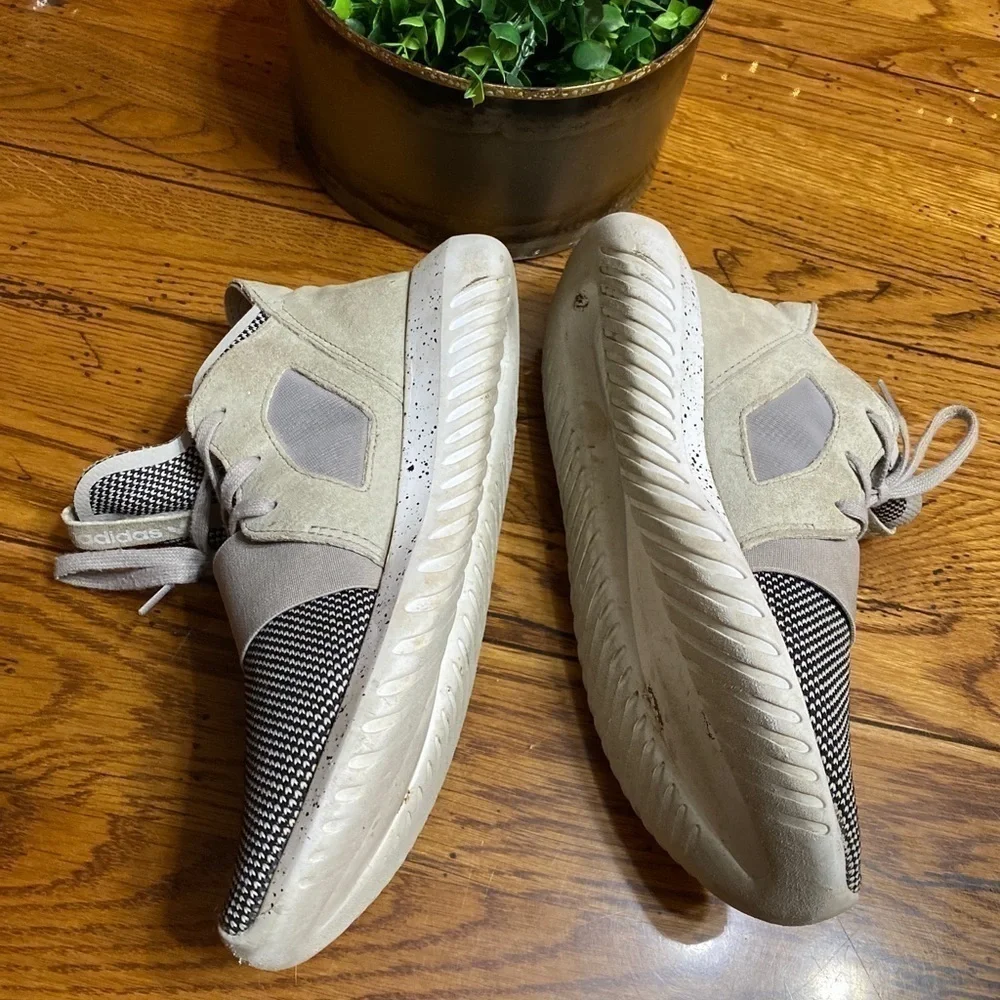 Adidas Tubular Gray/Beige Two Tone Shoes PYV702001 Size 7 1 /2 Pre-Owner.